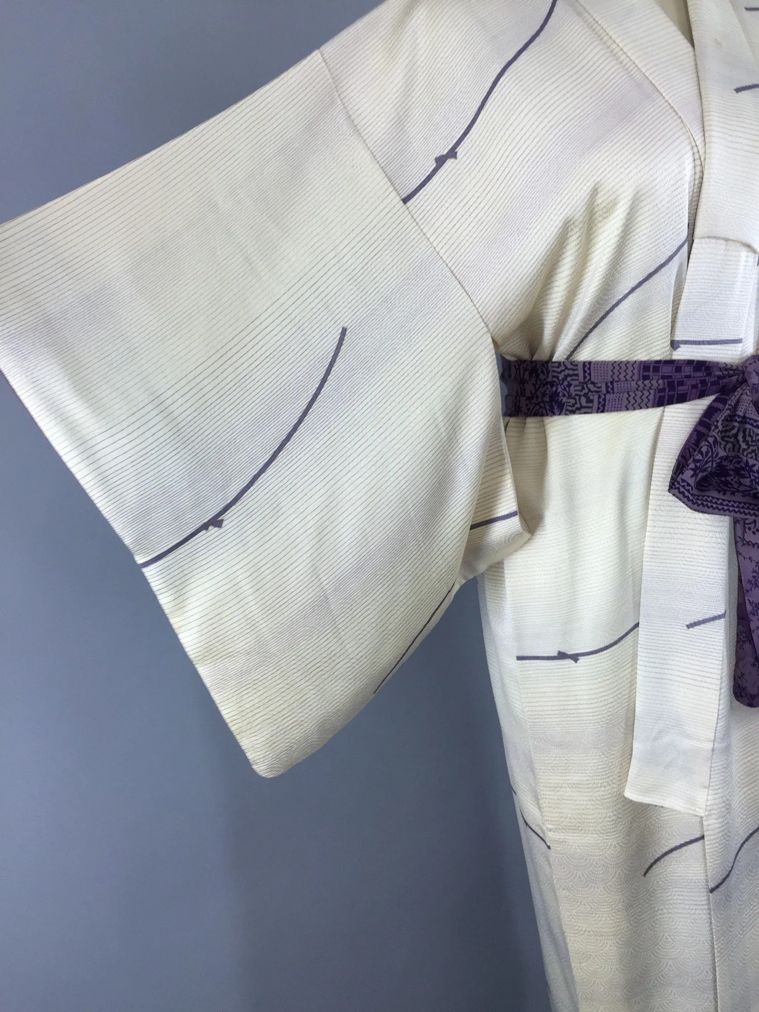 1960s Vintage Silk Kimono Robe with Ivory and Purple Bows Print