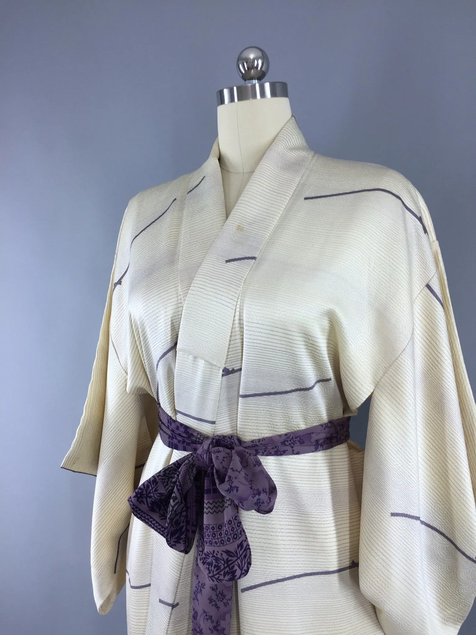 1960s Vintage Silk Kimono Robe with Ivory and Purple Bows Print