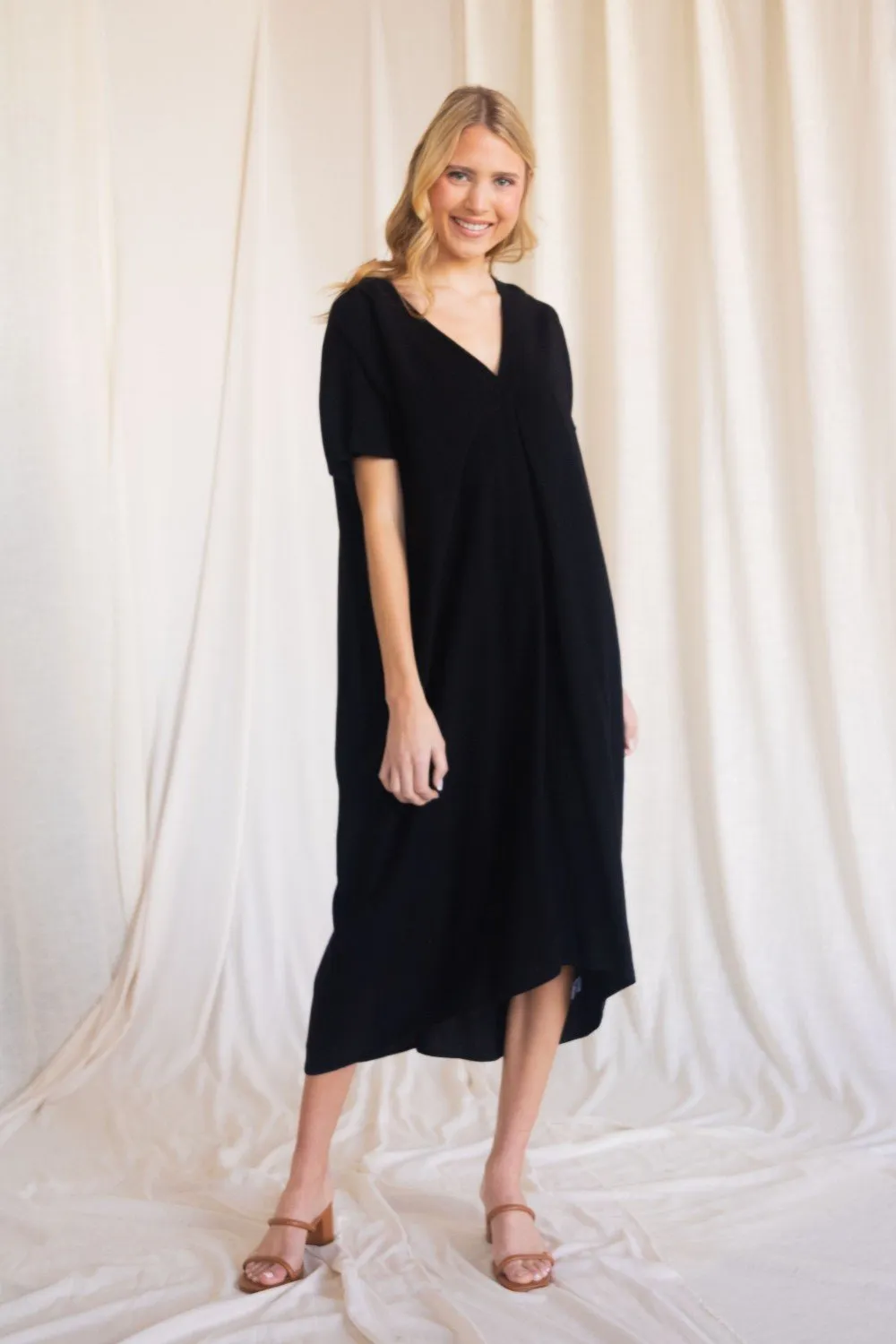 Linen maxi dress with a v neckline and side pockets (multiple colors available)